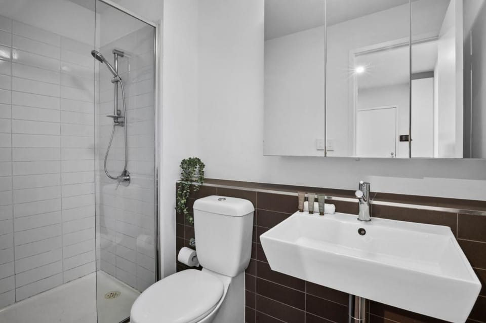 2-Bed High-Rise Apartment with Pool & Gym Apartment in Melbourne