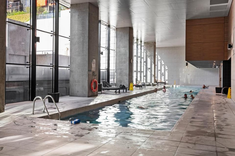 2-Bed High-Rise Apartment with Pool & Gym Apartment in Melbourne