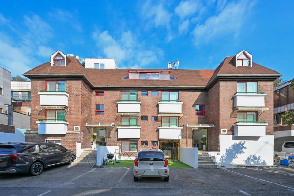 Little Prince Yeonhui House - Women-Only 8-Bed Dormitory (Room 101), Bed No. 1 Hotel in Seoul