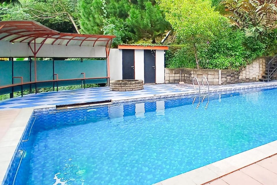 RedDoorz at Yocia Village Ciawi Bed and Breakfast in West Java