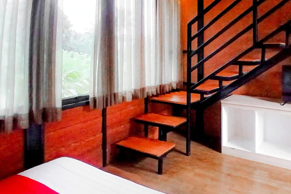 RedDoorz at Yocia Village Ciawi Bed and Breakfast in West Java