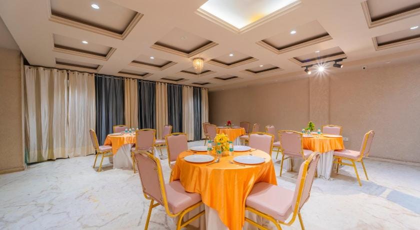 Raahgir Suites Hotel in Noida