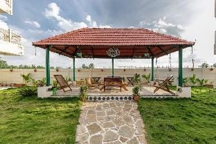 Tropicana Twins by JadeCaps|Jacuzzi|Projector|IKIA Villa in Bengaluru