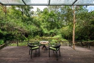 The Cavern, Hill Country Cave Stay Villa in Central Province