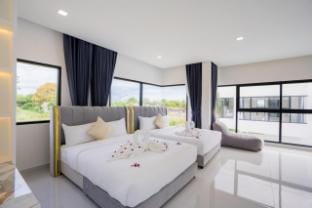 My Gold and Sliver Pool Villa 14BR Near Jomtien Villa in Pattaya City