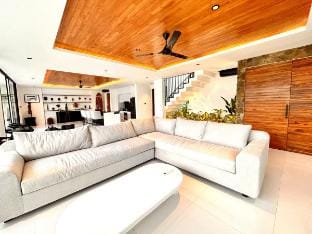 Deluxe Modern Private Villa 5Br Seminyak Area Villa in North Kuta