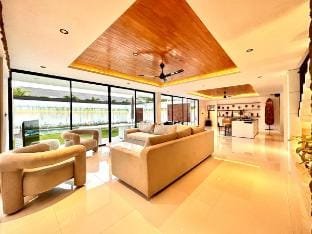 Deluxe Modern Private Villa 5Br Seminyak Area Villa in North Kuta