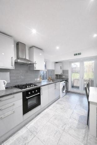 Modern Large 4BR Home | Free Parking! Vacation rental in Croydon