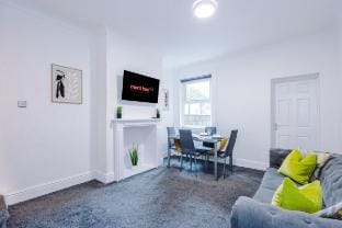Daily Discount |Free Parking |Alton Towers|Travel. Vacation rental in Stoke-on-Trent