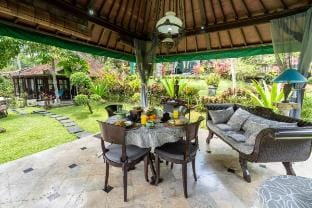 Private 2BR Balinese Hideaway with Jungle Views Villa in Tampaksiring