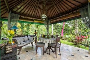 Private 2BR Balinese Hideaway with Jungle Views Villa in Tampaksiring