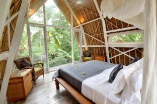 Charming 2BR Private Villa with Lush Garden Villa in Tampaksiring