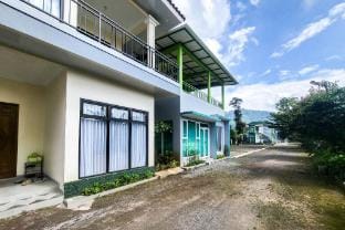 Urbanview Hotel Maulana Hills Syariah Hotel in Lembang
