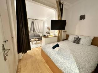 Bright haven between Champs lyse and Trocadero Apartment in Paris