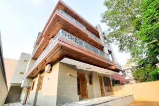 Zinnia 2BHK w/ Gaming Zone | Alaya Stays Villa in Noida