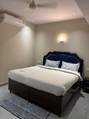 Modern Cozy Studio with King Bed & Kitchenette Vacation rental in Punjab, India