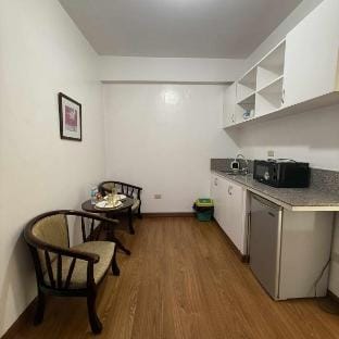 Near Airport with Double Size Bed Condominium Apartment in Paranaque