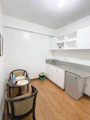 Near Airport with Double Size Bed Condominium Apartment in Paranaque