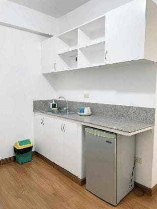 Near Airport with Double Size Bed Condominium Apartment in Paranaque