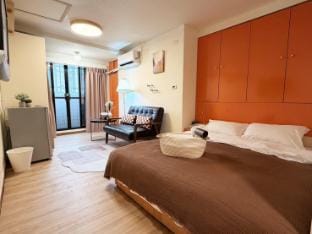 Chengdu Road 《西門町｜雙人房｜捷運6號出口步行8分鐘》67907[僅限境外旅客入住] Apartment in Taipei City