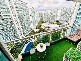 4BR Azure, near airport, fast WIFI ready, w/games Apartment in Paranaque