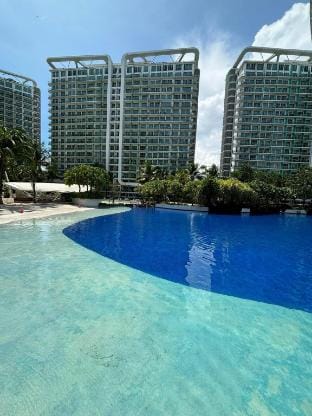 4BR Azure, near airport, fast WIFI ready, w/games Apartment in Paranaque