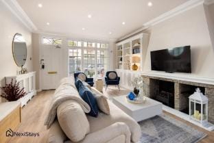 10 Mins Walk to Harrods | Belgravia Mews House Vacation rental in City of Westminster
