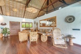 Tropical 4BR Villa in Quiet Babakan Near Berawa Villa in North Kuta