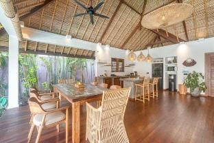 Tropical 4BR Villa in Quiet Babakan Near Berawa Villa in North Kuta