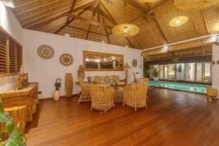 Tropical 4BR Villa in Quiet Babakan Near Berawa Villa in North Kuta