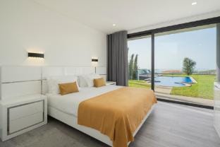 Modern villa, pool, garden, seaview | Ocean Sunset Villa in Caniço
