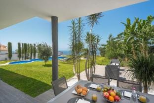 Modern villa, pool, garden, seaview | Ocean Sunset Villa in Caniço