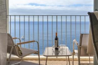 Premium apartment panoramic seaview |AtlanticFrame Apartment in Câmara De Lobos