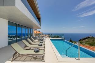 Superb Top Luxury Villa|GrandView Cristo Rei Villa in Caniço