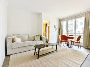 Charming Parisian Apartment in the Heart of the 20th Arrondissement Apartment in Paris