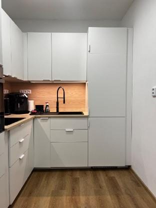 Modern 6-Bed Apt, Free Parking, Near City Center Apartment in Prague