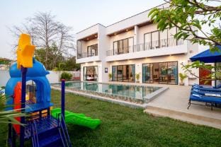 Blanc Smith Private Villa Villa in Krong Siem Reap