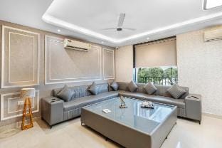 Alaya Stays, Versace Pvt Pool, Lush Garden, Gazebo Villa in Noida