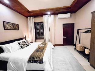 Whole lux.Villa 4BR/1StR, 5BA,2Balc.&Garden Area Villa in Luang Prabang
