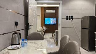 Deluxe 2 bedroom, 102 living room apartment in Al Qiblatain neighborhood Vacation rental in Medina