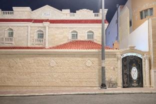 Deluxe Apartment 2 along the Prophet's Mosque Road Vacation rental in Medina