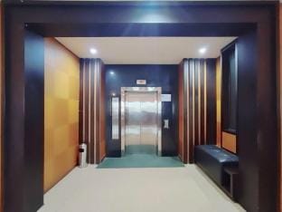 RedDoorz @ Hotel Istana Permata Ngagel Surabaya Hotel in Surabaya