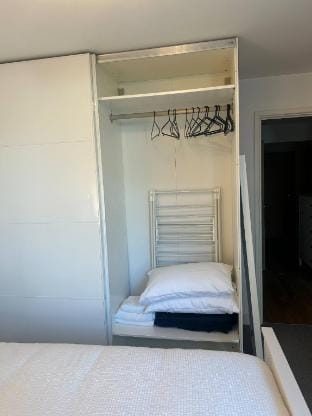 Central 1-Bed Apt for 4 Close To Transport  Shops Apartment in London Borough of Lewisham
