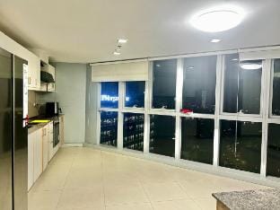 Rare Cut 177sqm 4BR in Uptown Parksuites 2 BGC Vacation rental in Makati