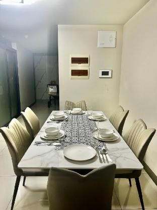 Rare Cut 177sqm 4BR in Uptown Parksuites 2 BGC Vacation rental in Makati