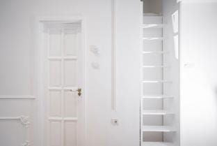 Design Micro-Studio | 10 min to Central Station Vacation rental in Vienna