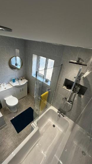 Entire home Peaceful stay near Citycentre Vacation rental in Newcastle-under-Lyme