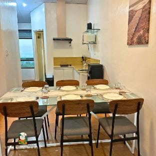 Overlooking loft suite w/ breakfast, wifi, kitchen Villa in Davao City