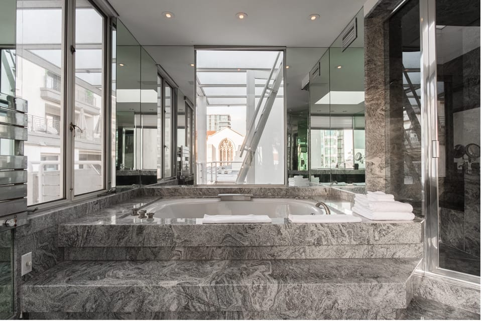 Balboa I. Master bathroom.