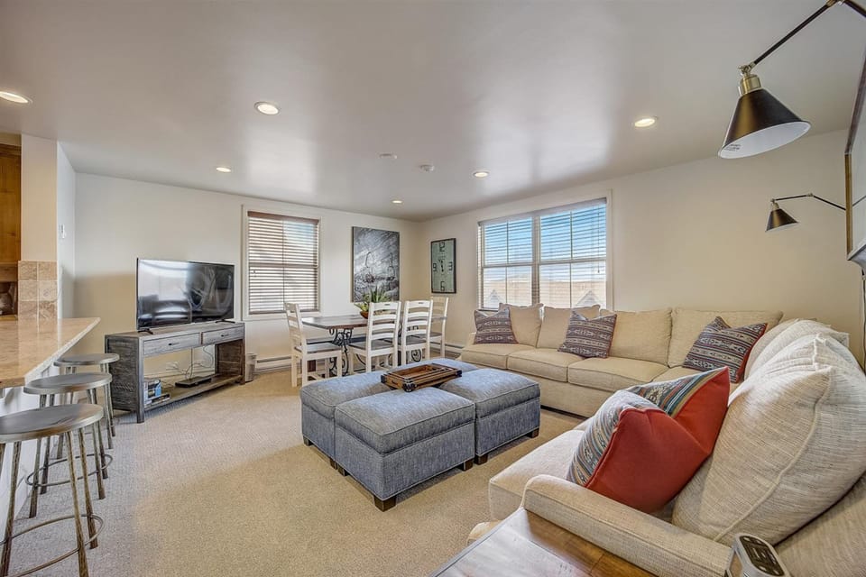 Large living room with eat in breakfast bar and six person dining table!